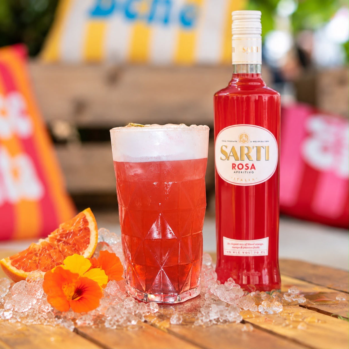 MALAVITA: Liqueur de bergamote, Sarti, Citron jaune, Cranberry, Schweppes pamplemousse