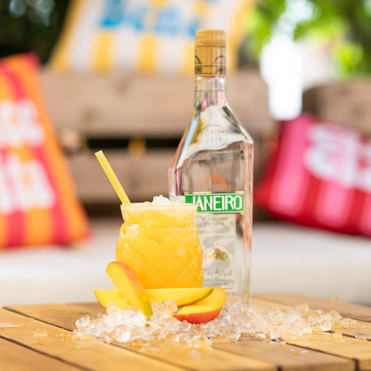 SùMOL: Cachaça, Sarti, Purée de coco, Jus de mangue, Citron vert
