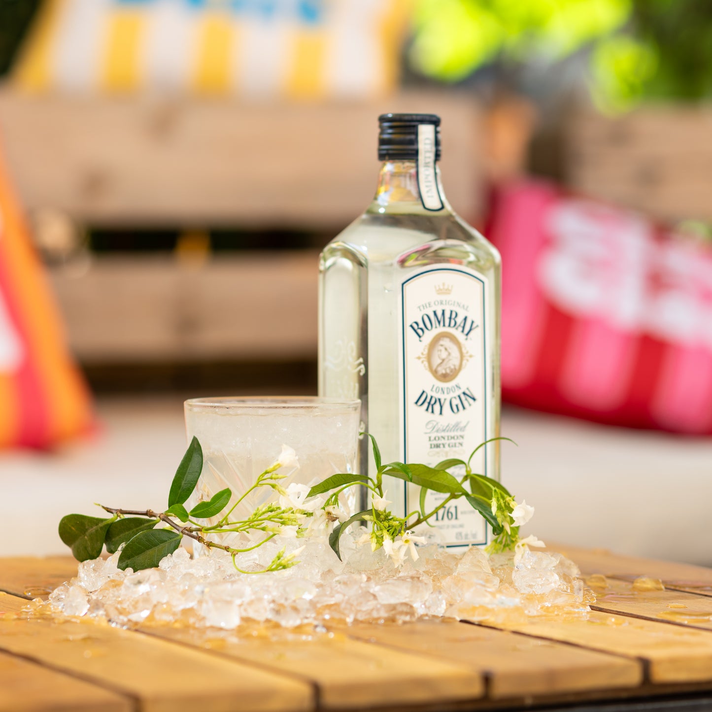 LOLLAPALOOZA: Gin, Liqueur St-Germain, Sirop de jasmin, Citron jaune, Limonade