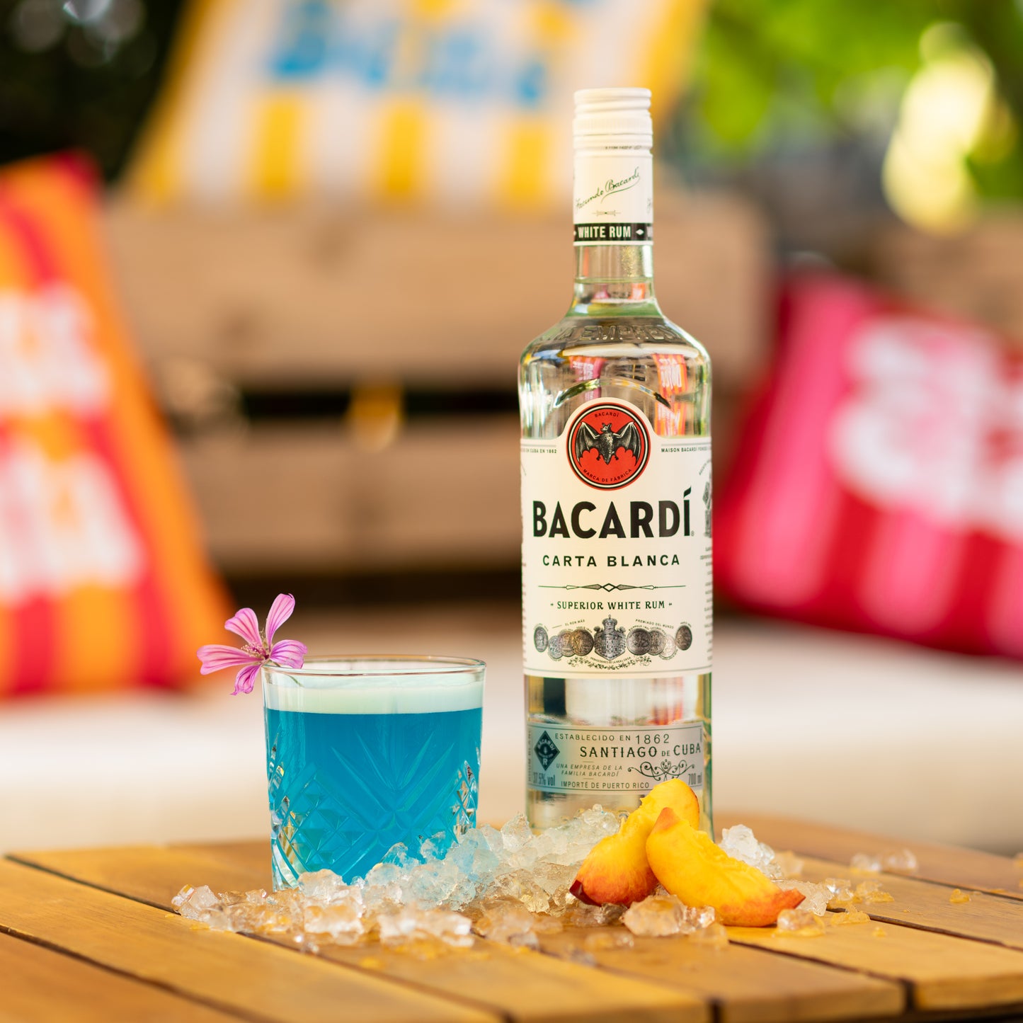 DEEPWAVE: Rhum blanc, Curaçao, Crème pêche, Citron jaune, Blanc d’oeuf, Limonade