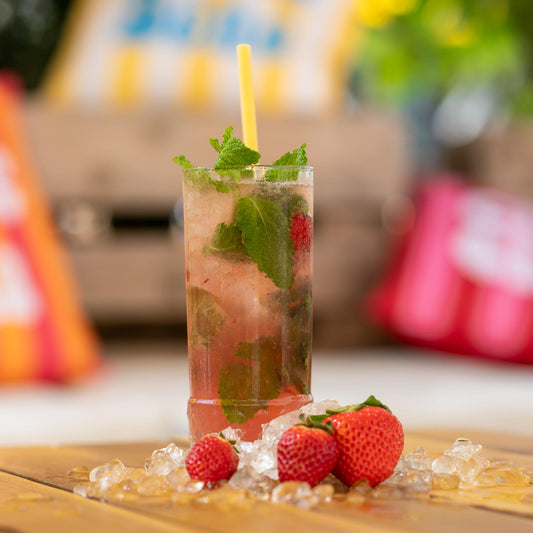 LE GARDEN: Sirop de fraise, Purée de rhubarbe , Citron vert, Feuilles de menthe fraîche, Limonade